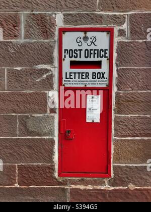 Old UK Post Office Briefkasten Briefkasten in Ziegelwand aus der Regierungszeit von George V gesetzt Stockfoto