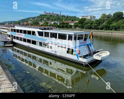 Boot auf dem Main in Würzburg mit Blick auf die Festung Marienberg. Stockfoto