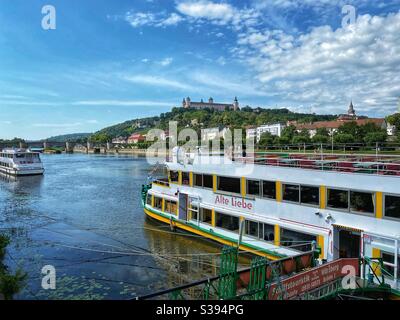 An Bord eines Bootes in Würzburg am Main mit Blick auf die Festung Marienberg. Stockfoto