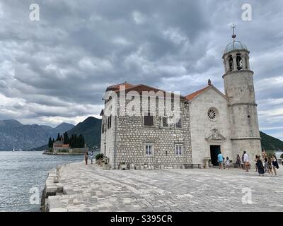 Unsere Dame der Felskirche auf dem Menschen hat die Insel gemacht In Montenegro Stockfoto