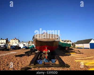 Fischerboot namens Golden Spray liegt am Strand Walmer Deal Kent Großbritannien Stockfoto