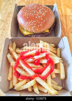Hamburger und Pommes mit viel Ketchup. Stockfoto