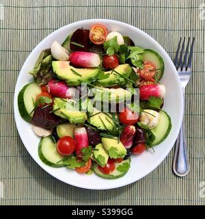 Schüssel mit frischem Gemüse für einen leckeren Salat Mittagessen. Stockfoto