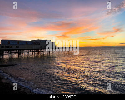 Aberystwyth, West Wales, Großbritannien. Sonntag, 30. August 2020. Wetter: Ein atemberaubender Sonnenuntergang in Aberystwyth mit buntem Himmel. Foto:©️Rose Voon / Alamy Live News Stockfoto