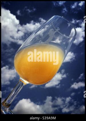 Viognier Traubensaft, direkt aus der Presse bei der Ernte, Katalonien, Spanien. Stockfoto