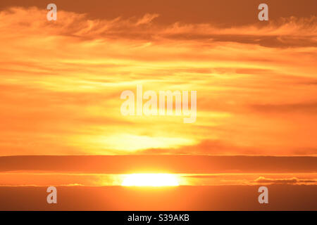 Aberystwyth, West Wales, Großbritannien. Montag, 31. August 2020. Wetter: Ein feuriger Sonnenuntergang in Aberystwyth, eine wunderschöne Goldenstunde. Bildnachweis ©️ Rose Voon / Alamy Live News. Stockfoto