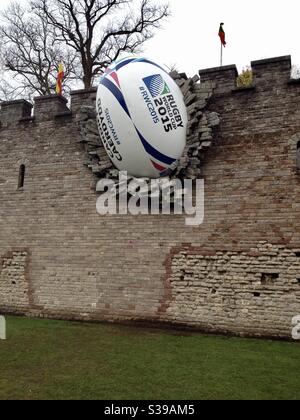 Riesige Rugby-Ball-Installation in Cardiff Castle Stockfoto