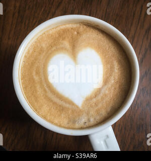 Liebe Herzform in einem Cappuccino Stockfoto
