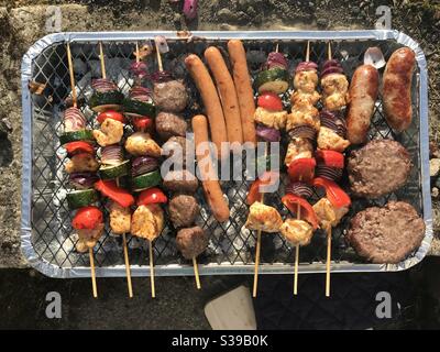 Essen Kochen auf einem Einweg-Grill Stockfoto