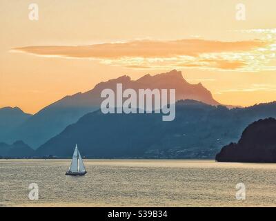 Segelyacht auf dem Vierwaldstättersee, Schweiz bei Sonnenuntergang Stockfoto