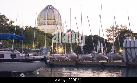 Der Baha’i Tempel in der Abenddämmerung hinter den Booten im Wilmette Hafen vor dem Lake Michigan. Stockfoto