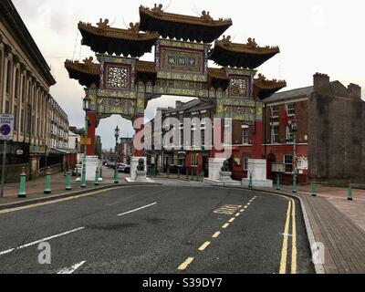 Eintritt in die China Town in Liverpool UK, im chinesischen Architekturstil Stockfoto
