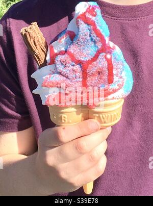 Eis in der Hand der Jungen Stockfoto