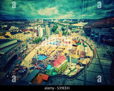 Ein Foto vom Strand von Cardiff Bay, Sommerfest, vor dem COVID. Cardiff, Wales. Stockfoto