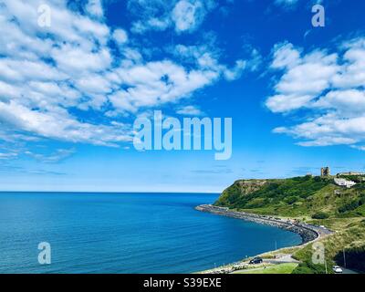 Ein Blick auf die Küstenlinie bei North Bay und Scarborough Castle, in Scarborough Yorkshire UK. Stockfoto