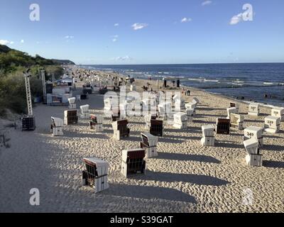 Sonnenschein am Strand von Heringsdorf (Kaiserbäder) und viele Korbliegen, Ostsee, Usedom, Mecklenburg Vorpommern, Deutschland, Europa Stockfoto