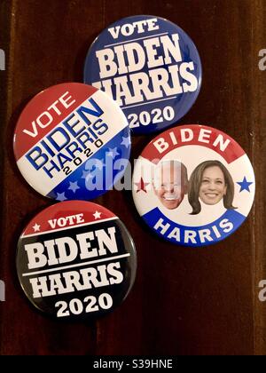 2020 Wahlkampfknöpfe für US-Präsidentschaftswahlen für die demokratischen Kandidaten Joe Biden für Präsident und Kamala Harris für VP. Stockfoto
