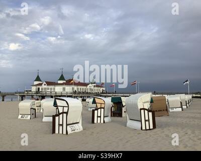 Korbliegen vor der historischen Seebrücke am Sandstrand von Ahlbeck, Kaiserbäder, Ostsee, Usedom, Mecklenburg Vorpommern, Deutschland, Europa Stockfoto