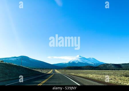 Fahren Sie in Nordkalifornien auf einer offenen Autobahn mit Mount Shasta in der Ferne Stockfoto