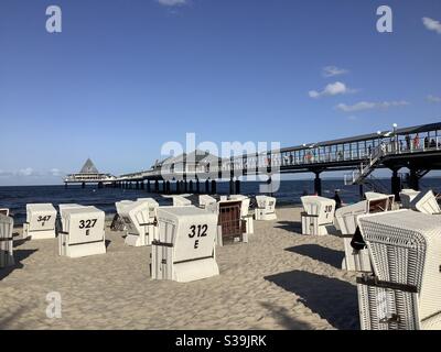 Strandliegen aus Korbgeflecht am Sandstrand von Heringsdorf und der Seebrücke, Kaiserbäder, Ostsee, Usedom, Mecklenburg Vorpommern, Deutschland, Europa Stockfoto