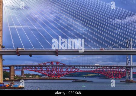 Queensferry Crossing, Forth Road Bridge und Forth Bridge über den River Forth in Edinburgh, Schottland. Stockfoto