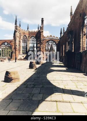 Die Kathedrale von Coventry, die Kathedrale St. Michael, wurde während des Zweiten Weltkriegs bombardiert. Stockfoto