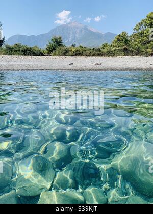 Portraitansicht des Tahtali Berges mit kristallklarem Wasser und Menschenleerer Strand Stockfoto