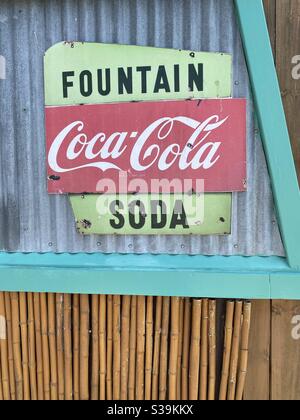 Altes Coca Cola Schild an einer Außenwand Stockfoto