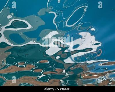 Abstrakte Wasserspiegelung im Hafen von Kemer Stockfoto