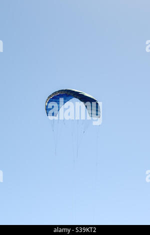 Blau grau Drachen balon im Wind gestreckt, können Sie die Linien und Lenkseile zu sehen Stockfoto