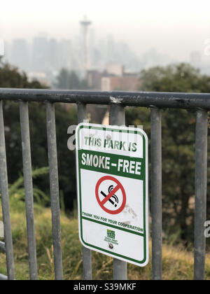 Seattle, USA. September 11 2020. Eine Rauchdecke bedeckt die Innenstadt von Seattle von den Waldbränden. Der normalerweise klare Aussichtspunkt vom Kerry Park spät am Tag. Stockfoto
