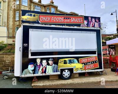 Nur Essen und Saucen Food Trailer, mit nur Narren und Pferde Zeichen. Sandown Beach, Isle of Wight, Großbritannien. Stockfoto