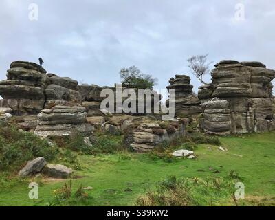 Klettern auf alten Felsen Stockfoto