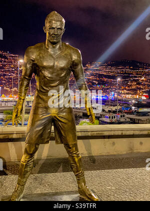 Cristiano Ronaldo Statue bei Nacht in madeira Portugal, seiner Heimatstadt. Stockfoto