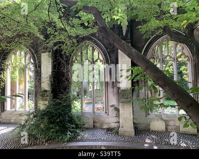 Baum und drei Fensterbögen bei St. dunstan in der osten Stockfoto