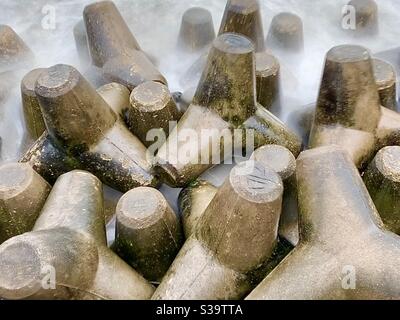 Tetrapoden am Strand von Ventnor, Isle of Wight, um Erosion zu reduzieren. Stockfoto