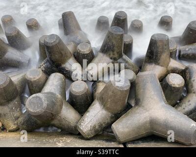 Eine lange Exposition von Tetrapoden am Strand von Ventnor, Isle of Wight. Stockfoto