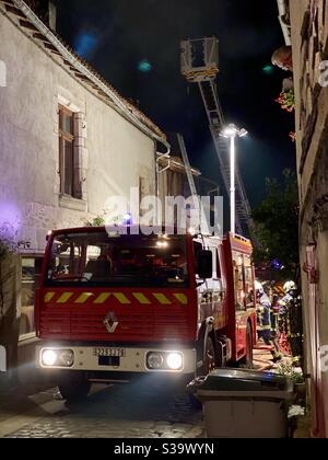 Französische Feuerwehr, die bei einem Notfall zugeht Stockfoto