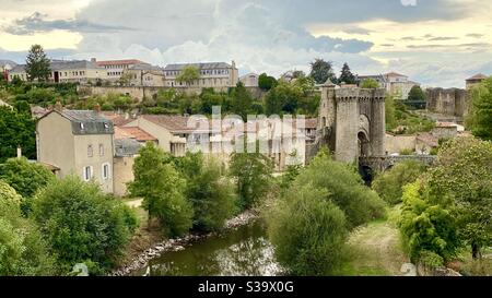 Sturmwolken brauen über Parthenay Frankreich Stockfoto