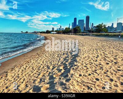 Leerer Chicago Strand mit Blick auf die Innenstadt Stockfoto