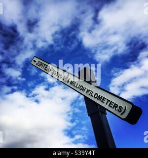 Ein Schild, das die Entfernung vom Planeten Erde zum Jupiter im Jupiter Artland bei Edinburgh, Schottland, anzeigt Stockfoto