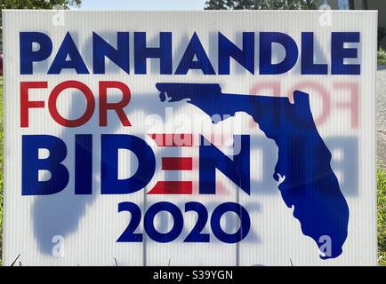 Outdoor politisches Zeichen für Biden kommenden Präsidentschaftswahl USA 2020 Stockfoto