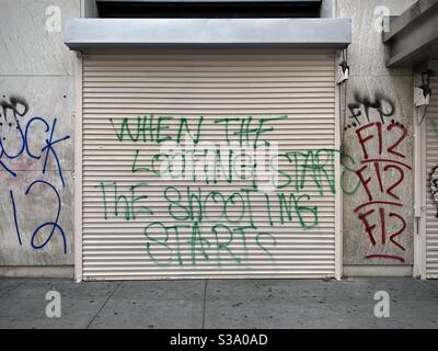 LOS ANGELES, CA, 30. MAI 2020: Graffiti, das auf die Kommentare des US-Präsidenten verweist: "Wenn die Plünderungen beginnen..." auf Ladenläden, am Morgen nach Protesten in der Innenstadt Stockfoto