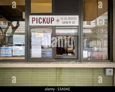 LOS ANGELES, CA, 30. MAI 2020: Zertrümmerte Fenster am Abholschalter eines Restaurants in Downtown, morgens nach Unruhen und politischen Protesten Stockfoto