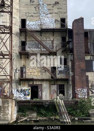 Dieses städtische Industriegebäude ist mit klassischen Graffiti bedeckt! Stockfoto