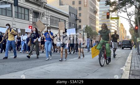 LOS ANGELES, CA, 3. JUNI 2020: Schwarze Menschenleben Demonstranten marschieren friedlich mit verschiedenen Schildern durch die Straßen der Innenstadt Stockfoto