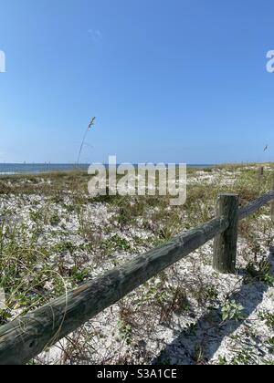 Blick von oben auf Henderson Beach State Park Florida Dünen Und Golf von Mexiko Wasser Stockfoto