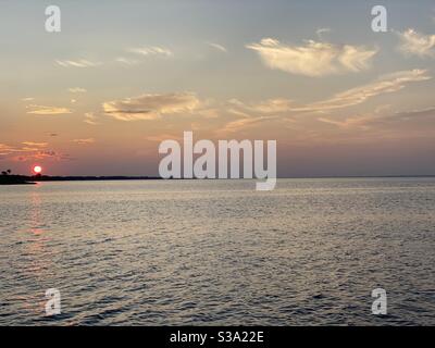 Sonnenuntergang über dem Bay Water mit bunten Himmel Stockfoto