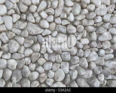 Abstrakte Hintergrundtextur aus kleinen, hellen Kieselsteinen Stockfoto