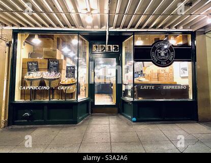 Der ursprüngliche Starbucks Store wurde 1971 auf dem Pike Place Market in Seattle, Washington, USA gegründet Stockfoto